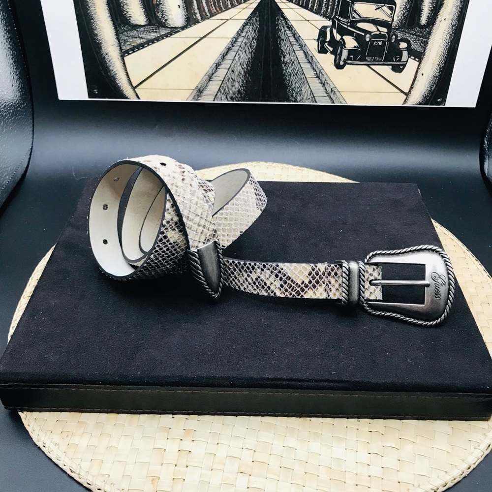 GENUINE SNAKE PRINT LEATHER BELT BY GUESS. LARGE AND EUC.
